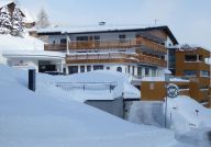 Tiefgarage unter einer dicken Schneedecke.