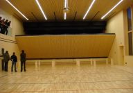 Schulkomplex Gemeinde Au - Dorfsaal - Klappbühne beim öffnen