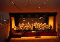 Schulkomplex Gemeinde Au - Dorfsaal - Klappbühne offen mit Musikverein